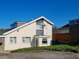 Daron Large Country Cottage, hotel Llansannanben