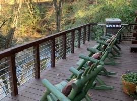 Lickskillet Lodge on Fightingtown Creek; HOT TUB, hotel v destinaci Blue Ridge