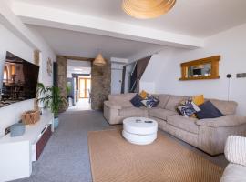 Central Penzance, Modern stylish home, Near Seafront with Gated parking, hotel in Penzance