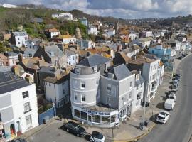 Master accommodation suite 2 sea view with balcony, guest house in Hastings