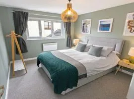 Oceanside Croyde, Scandi inspired cottage close to Croyde Beach - Sleeps 6