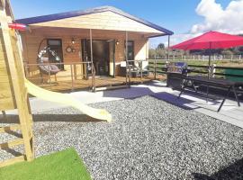 The Lodge Mountain View Log Cabin , Attymass Ballina, hotel v destinaci Boyhollagh