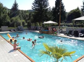 Camping le Paradou, hotell sihtkohas Saint-Priest-la-Prugne