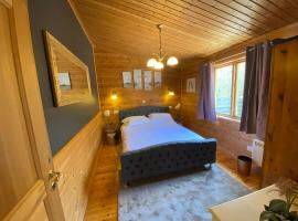 Owlet Lodge at Owlet Hideaway - with Hot Tub, Near York, hotel com estacionamento em Seaton Ross