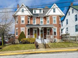 Quaint brick townhome in historic Kennett Square，肯尼特廣場的飯店