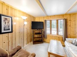 Quaint Lake Escape, Cottage in Eagle River