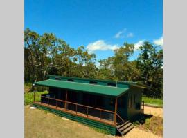 Ridge Cabin - Stunning Views - 5km From Neighbours, cabin in Airlie Beach