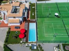 Villa w Private Pool, Tennis Courts & Golf Putt