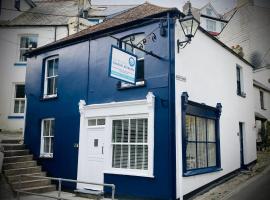 LOOE - Super Stylish and the only TWO PRIVATE APARTMENTS in this 17th CENTURY COTTAGE - APARTMENT 2 HAS A KIDS CABIN BUNK ROOM - Book both apartments for ONE LARGE HOUSE as there is a Private Connecting Door In Lobby!!, cabin in Looe