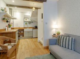 The Shoe Box cottage with allocated parking, hotell i Malmesbury