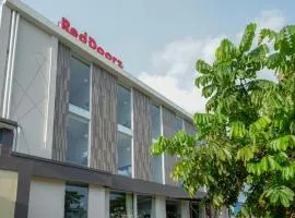 RedDoorz Plus near Solo Baru