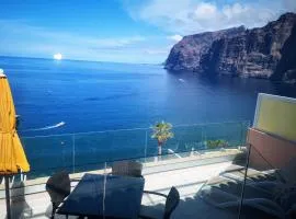 Magnificent Apt. with Sea View, Cliff & Marina