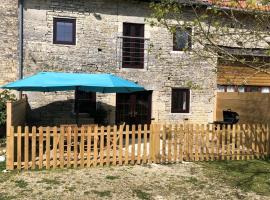Blacksmiths Cottage in Blanzay - 3 beds, hotel sa parkingom u gradu Blanzay