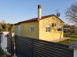 Holiday House Romi, hotel in Pula