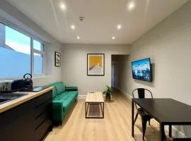 Modern Central Apartment + King Size Bed + Garden