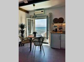 Beachfront apartment near Marbella, hotel en Sitio de Calahonda