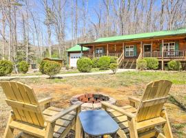 Luxury Mtn Living Cabin 1 Mi to Lake Chatuge!, vila v destinaci Hiawassee