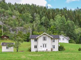 Bakka, Stafkirkjan í Rollag, Bakka, hótel í nágrenninu