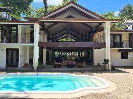 Beachfront Family Room at Hona Beach Hotel, hotel a Dominical