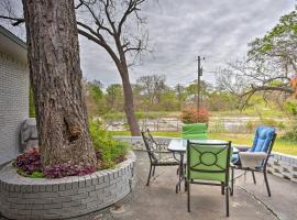 Creekside Home with Patio and Grill 17 Mi to Dallas!、ガーランドのホテル