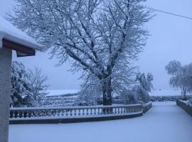 Lovely 2-Bed Cottage at the Foot of the Mournes, hotel in Newry