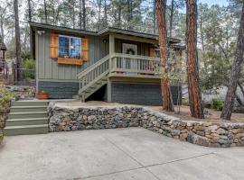Quiet Cabin in the Pines by Dwtn Prescott!, cabaña o casa de campo en Prescott