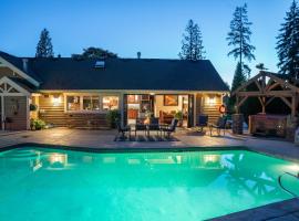 Luxury Home with Backyard Oasis - Near Seattle!, hotel u gradu Botel