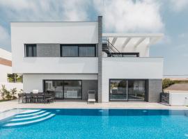 Chill House - Luxury house – dom przy plaży w mieście Mariquiteira