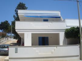 Casa Azzurra Felloniche, hotel with parking in Castrignano del Capo