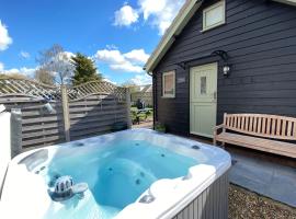 Saving Grace with private hot tub, lodge in Bawdeswell