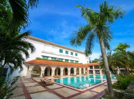 Waterfront Airport Hotel and Casino, hotel en Isla de Mactán