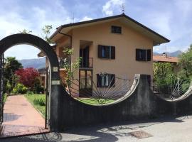 Villa Romeo - Acero Rosso, hotel con estacionamiento en Rovetta