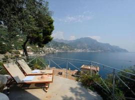 Villa Oliver - Breathtaking small Pool 14 sqm Hydromassage on the Rock - Amalfi Coast, hotel con alberca en Amalfi