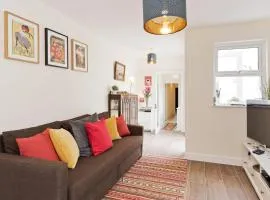 Charming Riverside Apartment - Minutes from City