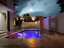 Villa with private Pool and Sauna @ Nilai, cabaña o casa de campo en Nilai