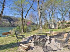 Expansive Cotter Cabin on White River with Deck!, hotel sa parkingom u gradu Cotter