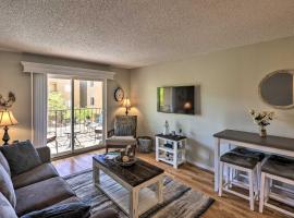 Condo with Balcony - Walk to Lake, Dining, and Shops!, apartemen di Lake Havasu City