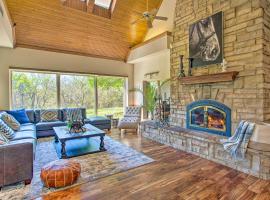 Luxury 16-Acre Ranch with Private Pond and Spa!, vil·la a Pilot Point