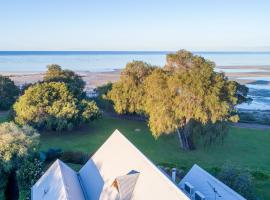 Whalers Cove Villas, holiday home in Dunsborough