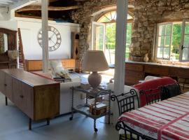 Gîte aménagé en loft dans la grange du Château, holiday rental in Désaignes