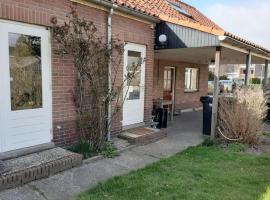 Holiday home with covered terrace, hotel em Groet