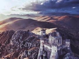IL BORGO DI ROCCA CALASCIO, hotel v destinaci Calascio