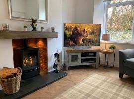 Woodland Cottage - cosy dog friendly cottage in the heart of Windermere – hotel w mieście Windermere