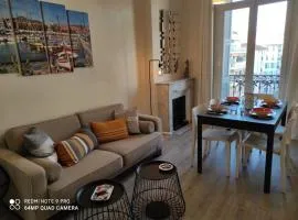 Pretty and quiet top floor 2 bedroom flat in the port area of Nice