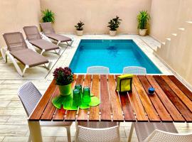 Casa Mediterránea con piscina privada en Palamós, hotel u gradu Palamos