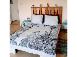 Land Scape guesthouse, hotel u gradu Eklo