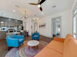 Historic home with heated Mini Pool walking distance to downtown San Antonio!، فندق في سان انطونيو