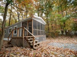 Spring Gulch Screened Park Model 7 – hotel w mieście Mount Airy