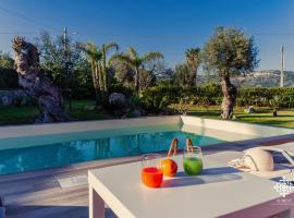 Villa Clara Country Retreat, hotel with pools in Solarino