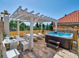 Villa Fortuna，位于Srednje Selo na Šolti的带热水浴缸的酒店